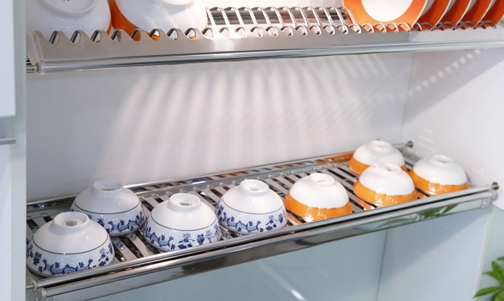 Nên đặt úp mặt chén bát xuống mặt kệ Sử dụng, bảo quản chén bát đúng cách > Nên đặt úp mặt chén bát xuống mặt kệ