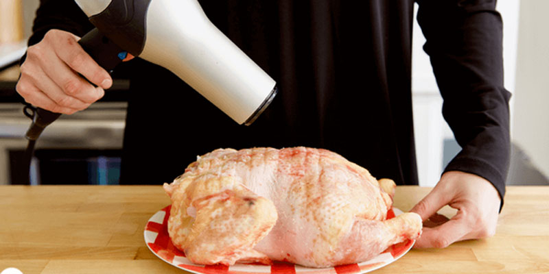 Lấy thịt gà ra dùng máy sấy, sấy lên thịt gà