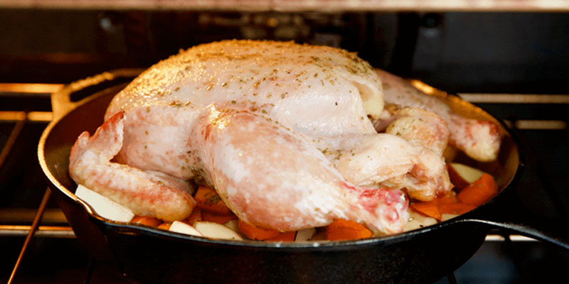 Bạn đặt gà trong chảo gang, cho vào lò nướng 10 phút ở nhiệt độ 170 độ C.
