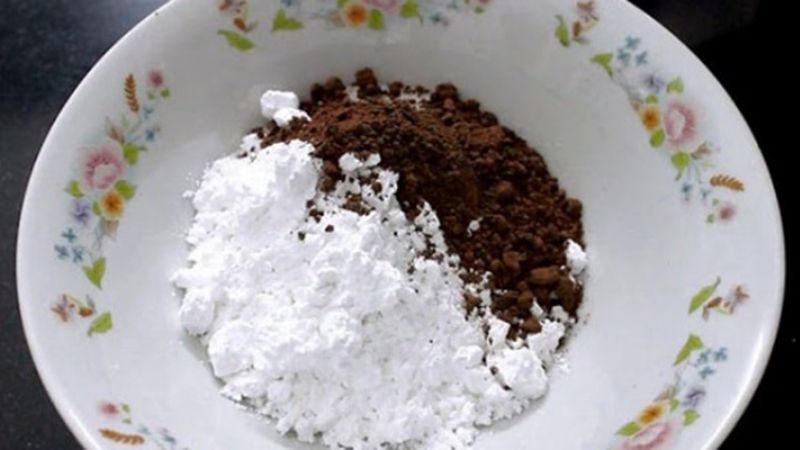 Trộn bột để làm sữa tươi trân châu đường đen