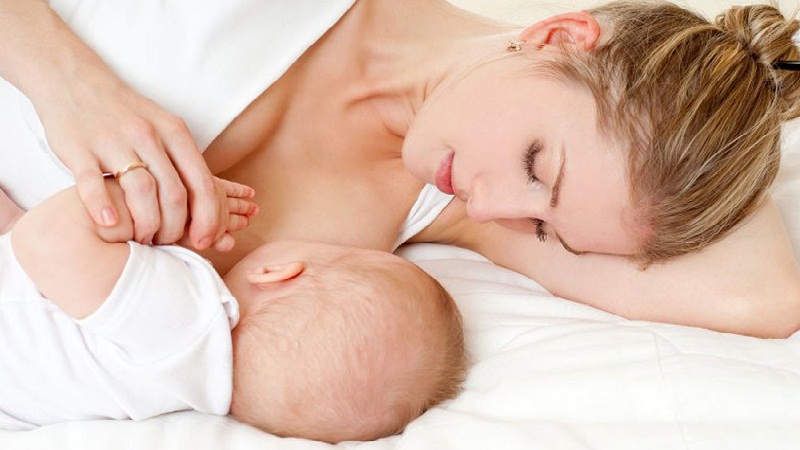 trong 1 – 3 ngày sau sinh, mẹ nên tăng cường gần gũi con để kích thích sữa non sản sinh