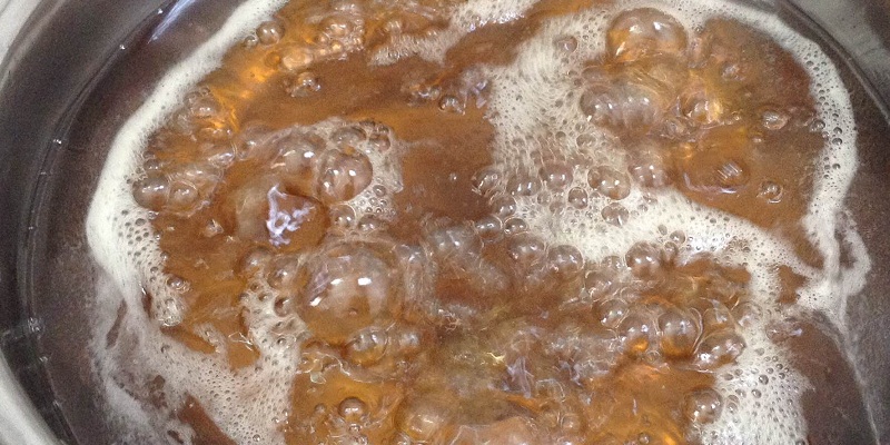 Trộn thêm bột bắp, nước tương, mật ong và nước cốt hàu vào nước đường đã sên, khuấy tan và đun sôi lại.