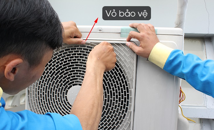 Hướng dẫn cách vệ sinh cục nóng máy lạnh đơn giản, dễ làm tại nhà > Tháo lớp vỏ bảo vệ