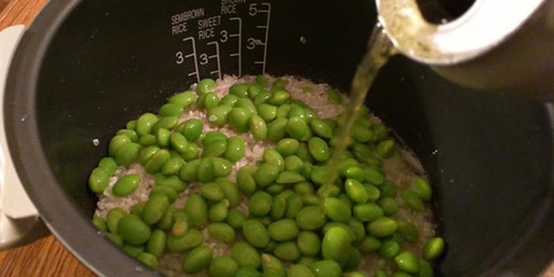 Cuối cùng, đổ bia vào nồi và bấm nút “cook”. Cuối cùng, đổ bia vào nồi và bấm nút “cook”.