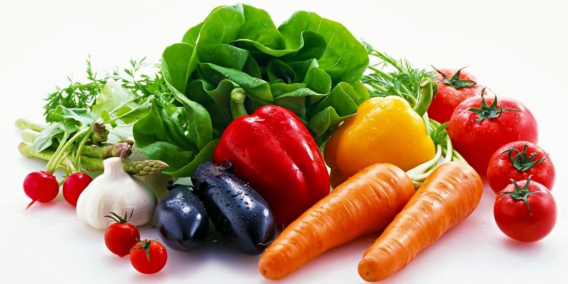 Bên cạnh tác dụng của nước i-on kiềm, bạn cũng nên ăn nhiều thực phẩm có tính kiềm như rau xanh.