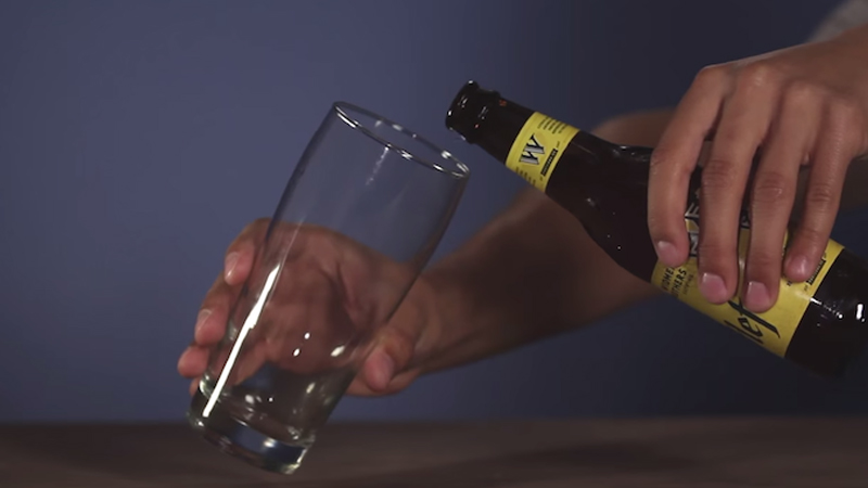  dùng một tay giữ cốc nghiêng 45 độ, tay còn lại giữ bia cách miệng ly một khoảng 2cm và rót bia từ từ