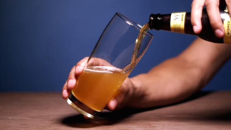 Khi bia đến khoảng nửa cốc, bạn rót mạnh dần và dịch đứng ly hơn để tạo một tý bọt.