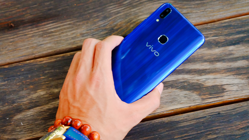 Vivo V9 vừa được bổ sung thêm một phiên bản đặc biệt hơn là V9 Xanh Sapphire - 231603