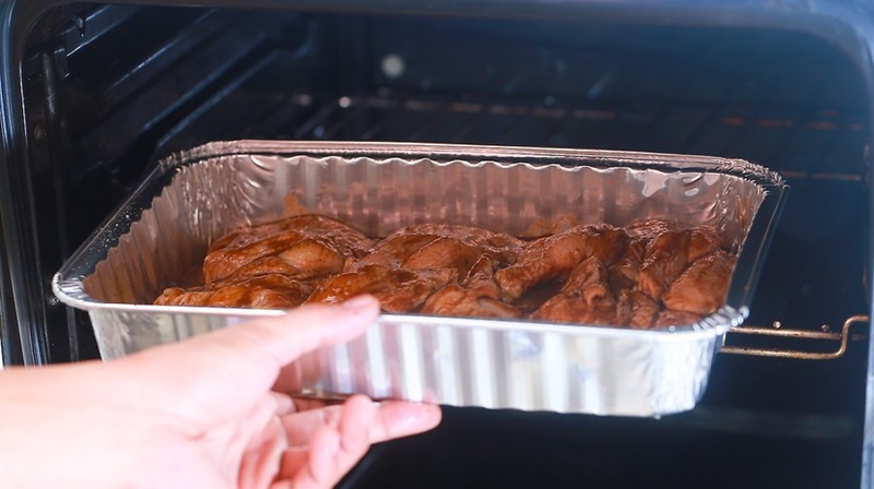 Cho khay cánh gà vào lò và nướng trong 30 phút