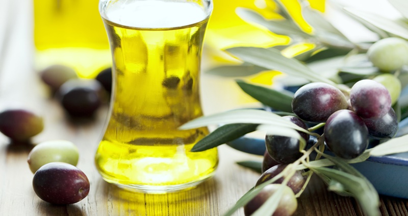Trị nứt gót chân với dầu olive, trước khi đi ngủ, bạn cần thoa một lớp dầu olive lên vùng gót chân