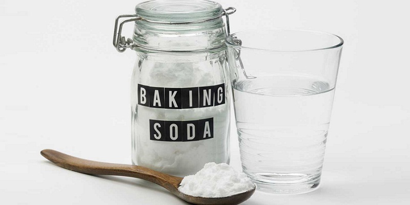 Trộn 1 phần baking soda với 2 phần nước lạnh rồi áp miếng vải đã tẩm dung dịch này lên trên vết bẩn 30 phút.