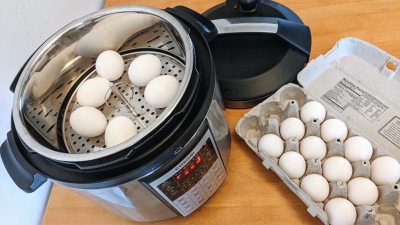 Không đặt trứng trực tiếp vào nồi áp suất, nên đặt trong rổ/khay hấp, vỏ trứng không bị nứt