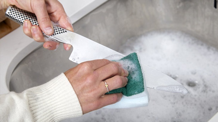 Cleaning the knife with dishwashing liquid or mild detergent
