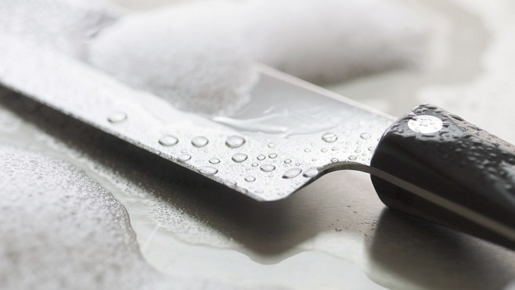 Avoid soaking knives in water for too long