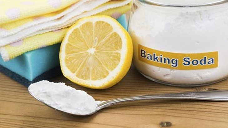 Dùng baking soda và giấm vệ sinh giày trắng