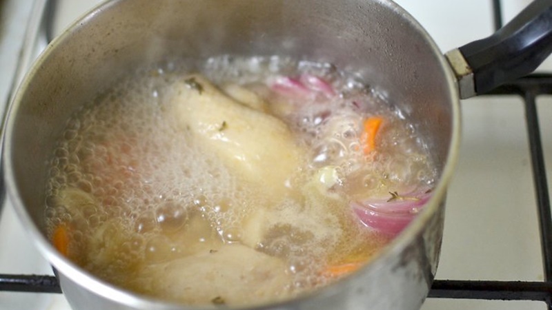 Nấu súp ngon, bạn nên đun sôi thay vì đun nhỏ lửa, rau củ sẽ không chín quá