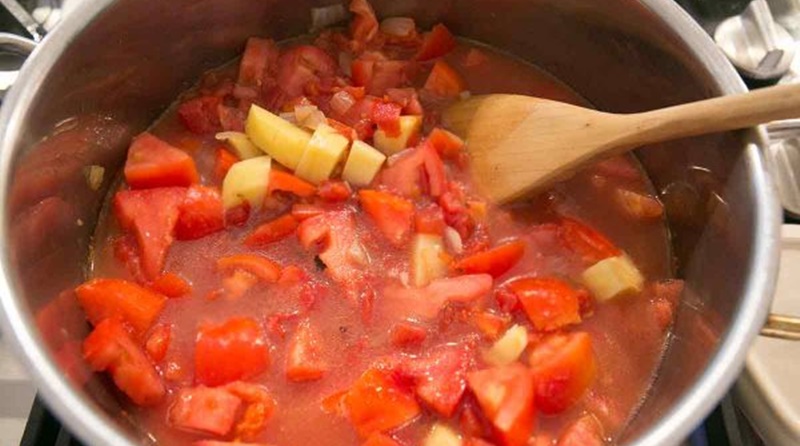Thêm cà chua vào nồi súp ngay từ đầu, rau củ, đậu sẽ không có độ giòn ngon lý tưởng, nấu súp nên tránh điều này