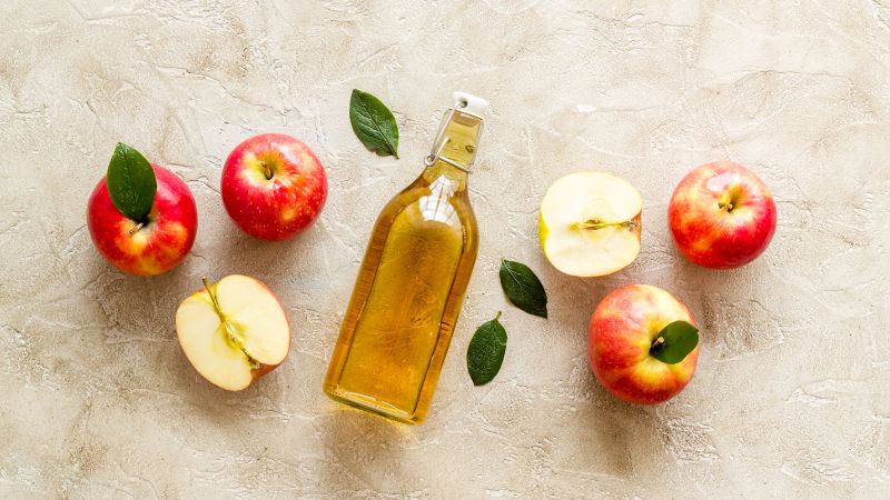 Sử dụng giấm táo và nước ấm để vệ sinh vùng kín