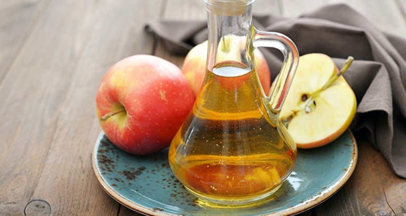 Sử dụng giấm táo và nước ấm, dung dịch khử mùi vùng kín hiệu quẩ