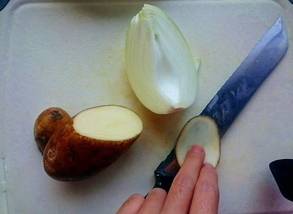 dùng khoai tây chà lên dao trước khi cắt hành tây