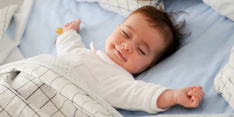 Khi thời tiết thay đổi, cần chú ý giữ ấm người, nhất là phần tay, cổ, ngực, lưng và gan bàn chân.