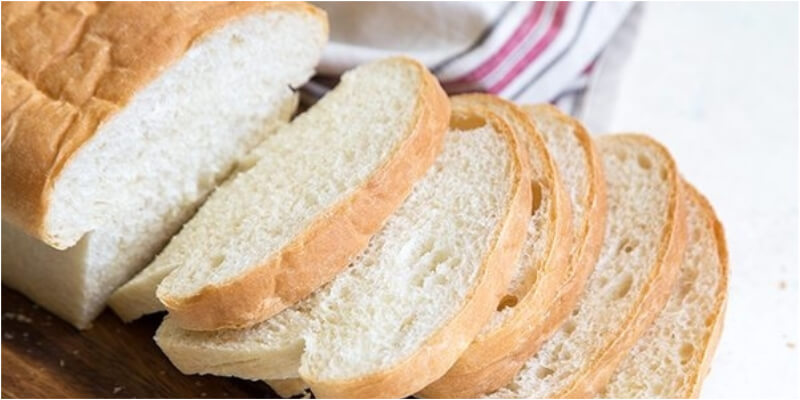 Cắt bánh mì thành lát mỏng 2cm