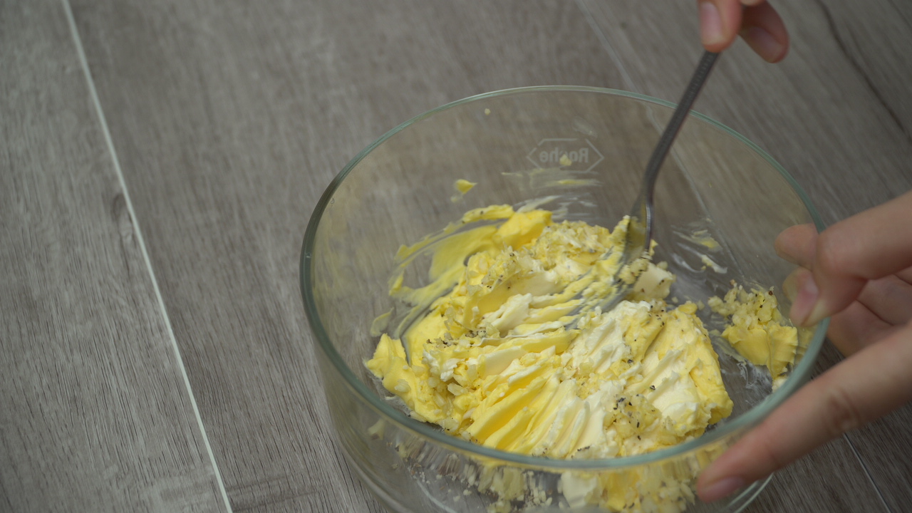 Bước 1 Sơ chế và ướp tôm Tôm sú nướng bơ phô mai