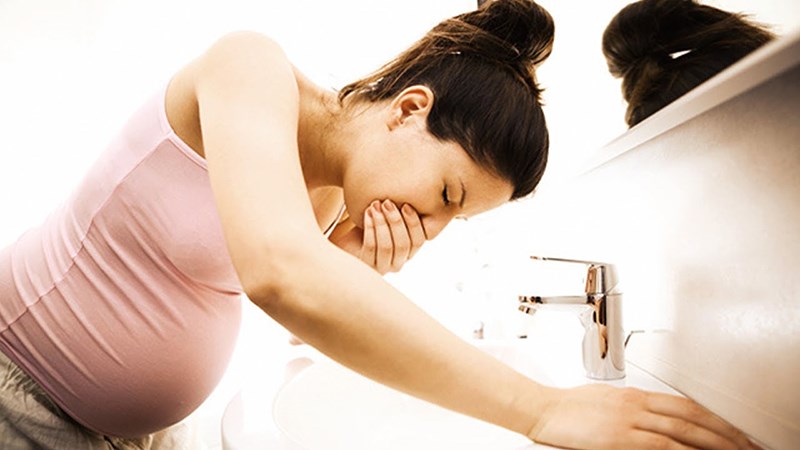 Phụ nữ mang thai uống nước mía sẽ giúp ngăn ngừa táo bón và ốm nghén