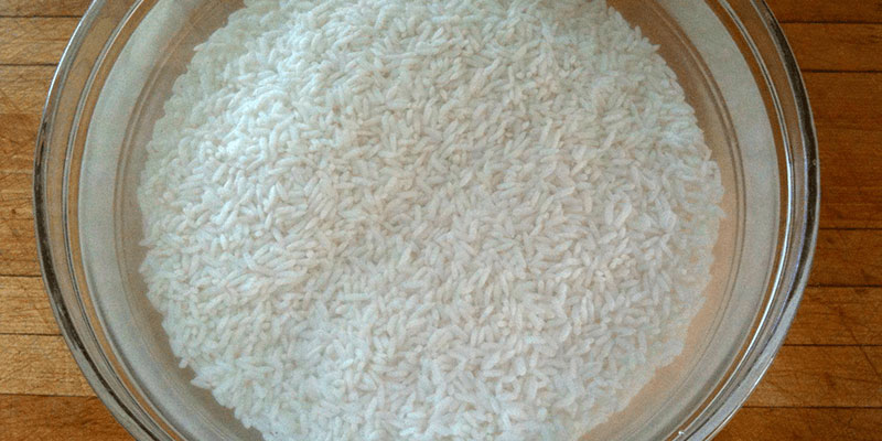 Gạo nếp được vo sạch vừa phải, cho vào một thao nhỏ đổ nước sắp mặt khoảng 2 lóng tay ngăm trong 6 tiếng 