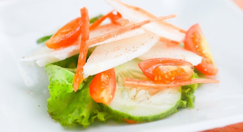 Làm món salad, bạn cắt nhỏ củ đậu theo hình múi cam, trộn với các loại trái cây, rau củ yêu thích