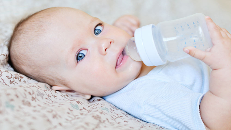 Trẻ 6 tháng tuổi trở lên mới có thể uống nước lọc