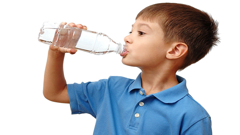 Không nên cho trẻ uống nước đóng chai thay nước lọc