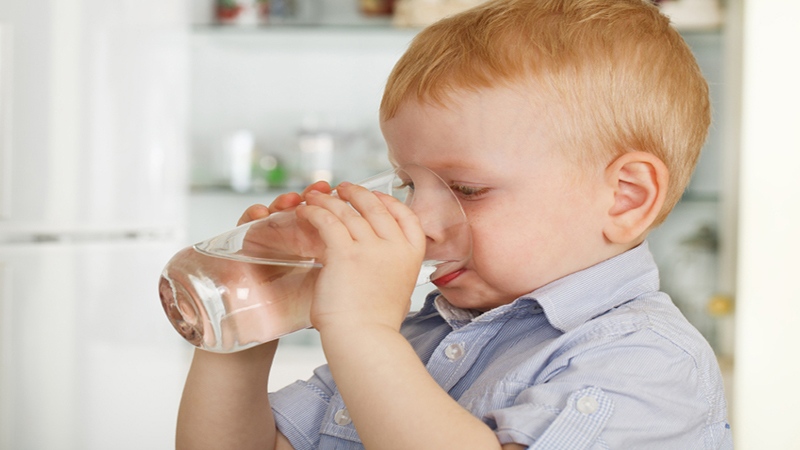 Tập cho trẻ thói quen uống nước lọc khi khát và hạn chế uống nước ngọt