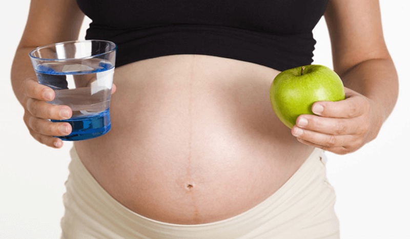 ngoài nước ép, các mẹ có thể bổ sung bằng nước lọc, sữa tươi cũng rất tốt cho thai nhi.