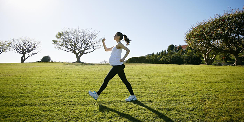 Việc đi bộ có ý nghĩa rất lớn, bạn vận động sẽ giúp cho sức khỏe của bản thân khỏe hơn, nó còn tác động khá tốt tới bé, giúp bạn giảm stress, kìm cân nặng không bị tăng nhanh