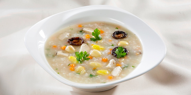 Các món cháo mà các mẹ bầu nên ăn đó là cháo cá chép, cháo gà, cháo thịt bò, cháo ngao, cháo bí đỏ. Kết hợp với sữa tươi không đường, sữa đậu nành và hoa quả