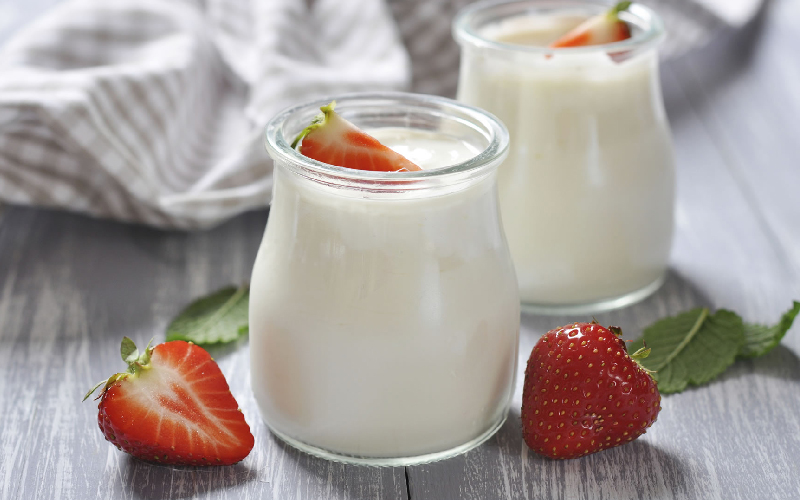 Những thực phẩm sữa lên men như sữa chua (Yogurt) hoặc các loại sữa chua uống trái cây cung cấp cho cơ thể những vi khuẩn có lợi