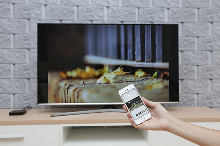 Cách phản chiếu màn hình iPhone lên tivi Sony cực đơn giản và tiện lợi > Trên điện thoại iPhone, vuốt từ dưới lên > Chọn AirPlay > Chọn Apple TV mà bạn muốn kết nối.