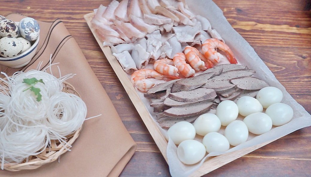 Chế biến xương ống, gan, tôm, trứng cút