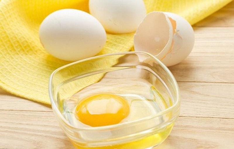 Sữa chua và trứng làm mặt nạ kiểm soát nhờn
