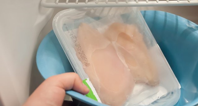 Luôn rã đông thịt gà trong tủ lạnh và lò vi sóng, để thịt gà đã rã đông ở nhiệt độ phòng nên chế biến ngay