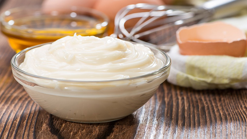 Mayonnaise rất chua, gây tắc nghẽn da và bít lỗ chân long, khiến da nổi mụn hoặc dị ứng