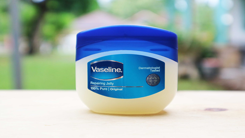 Sử dụng vaseline lên mặt có thể gây bí da, bít lỗ chân lông và gây mụn.