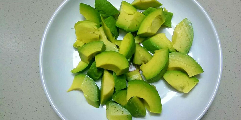 các mẹ cần nên chọn được những quả bơ ngon, không bị đắng, chín tự nhiên và không bị tẩm hóa chất các mẹ cần nên chọn được những quả bơ ngon, không bị đắng, chín tự nhiên và không bị tẩm hóa chất