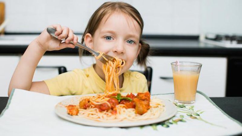 Hạn chế cho trẻ ăn thức ăn chua và béo ở bữa ăn này vì có thể sẽ khiến trẻ đầy bụng, khó tiêu và ngủ không ngon giấc.