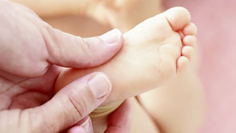 Massage bàn chân cho bé