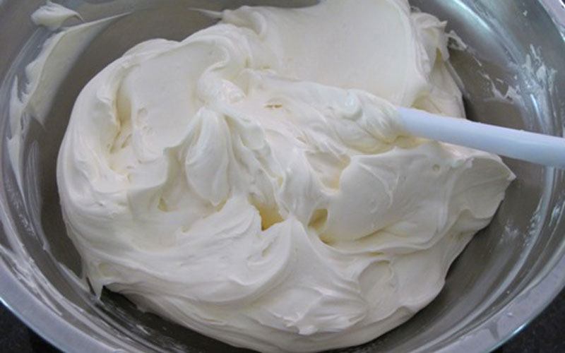 Chừa lại một ít kem trắng để lấp đầy vào vỏ kem