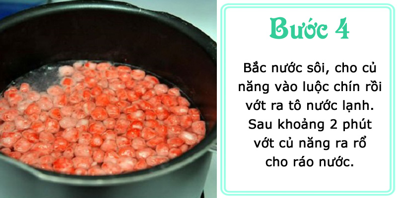 Bắc nước sôi, cho củ năng vào luộc chín rồi vớt ra tô nước lạnh, 2 phút sau vớt ra rổ để ráo