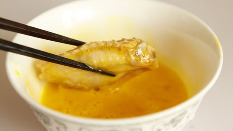 Trộn gà với hỗn hợp đã pha
