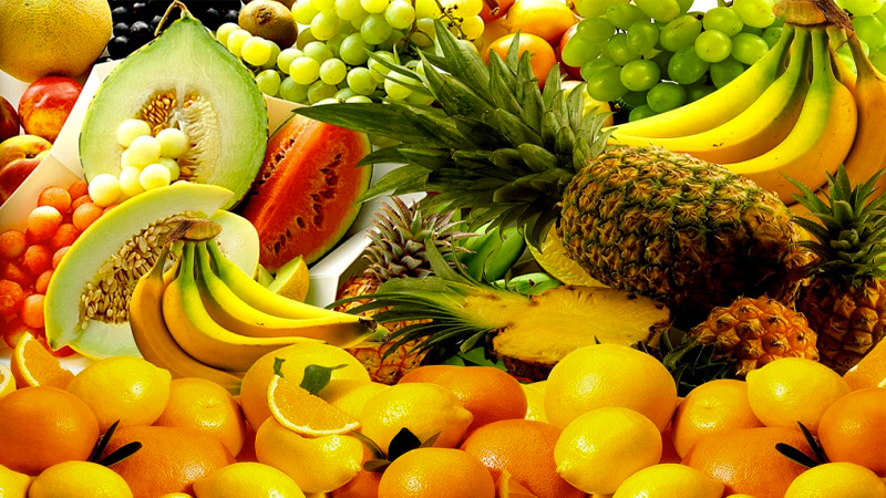 Hoa quả tươi chứa rất nhiều các loại vitamin không những tốt cho sức khỏe mà còn giúp tăng tốc độ bài tiết giúp hạn chế mùi hôi nách.